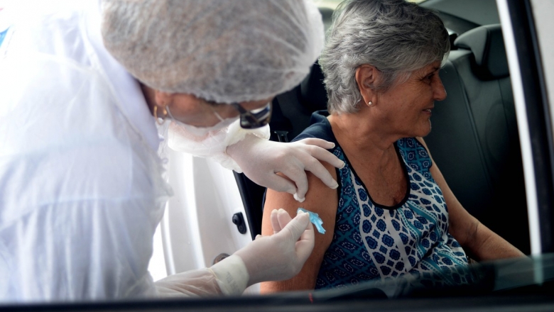 Cajazeiras intensifica vacinação para idosos de 70 a 74 anos e recebe 135 doses para quem tem 69 anos