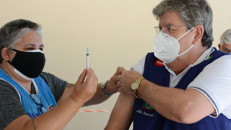 Governador da Paraíba recebe primeira dose da vacina contra a Covid-19