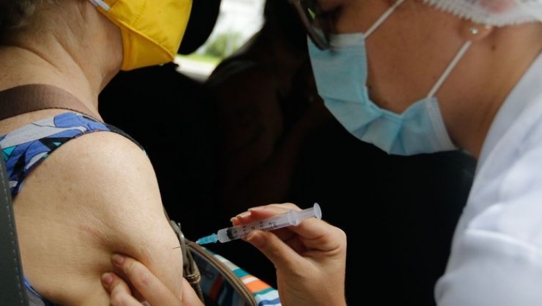 Senado aprova MP que facilita compra de vacinas contra covid-19