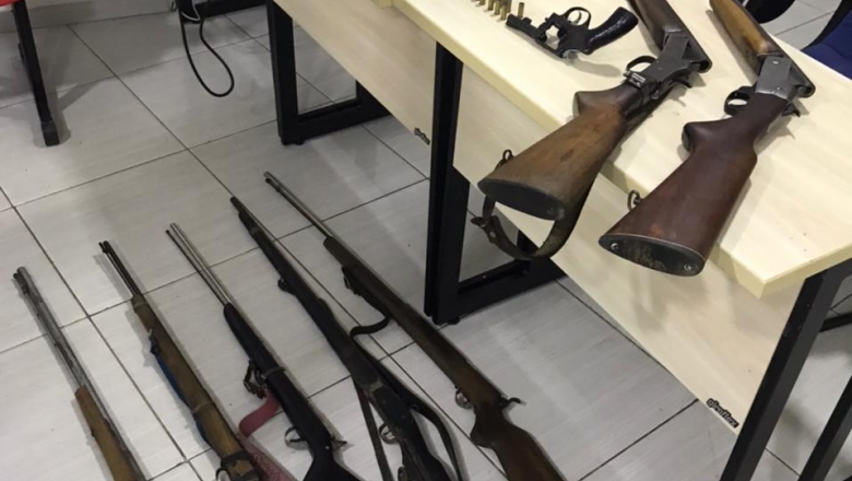 Polícia apreende arsenal e prende dois suspeitos no Sertão da Paraíba