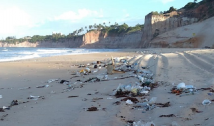 Toneladas de lixo urbano são encontradas em praias do RN