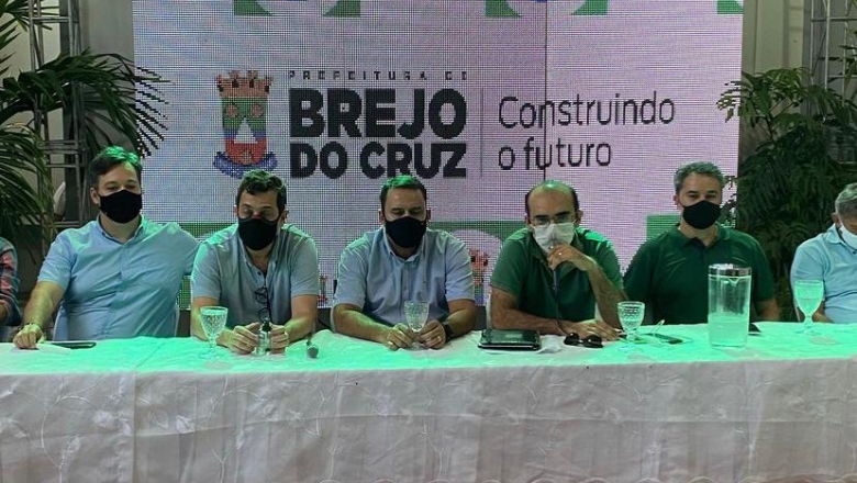 Jr. Araújo prestigia live em Brejo do Cruz; prefeito fez balanço dos primeiros 100 dias de governo