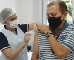 Denise Bayma destaca ‘dia D’ de vacinação contra a covid-19 no domingo de Páscoa; ex-prefeito foi imunizado