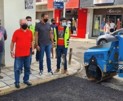 Prefeito inspeciona nova etapa de obras de asfaltamento de ruas e avenidas, em Cajazeiras