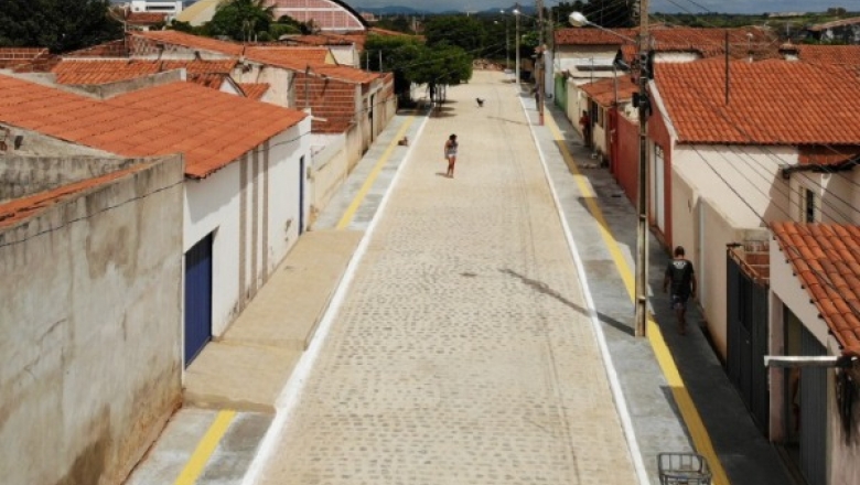 Presidente da Câmara de Cajazeiras comemora finalização das obras da Rua José Pires Braga