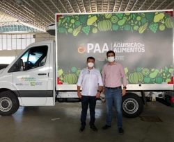 Wilson Filho entrega ao prefeito Luiz Claudino equipamentos para a agricultura familiar de São João do Rio do Peixe