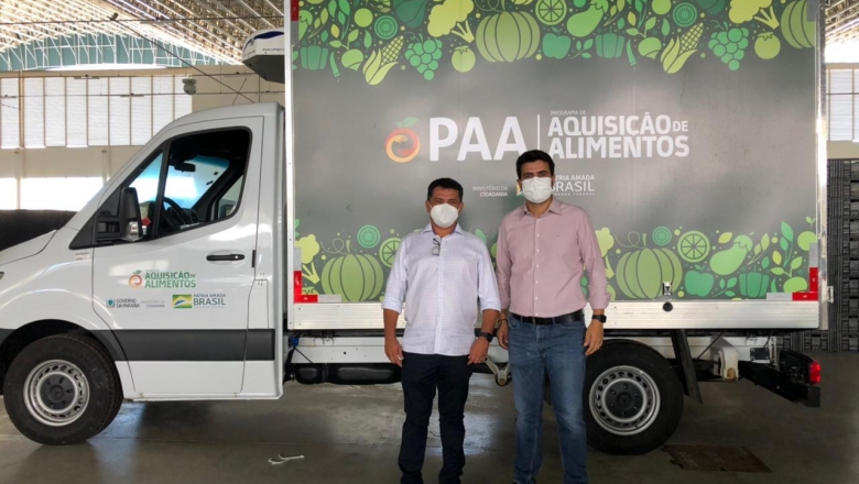 Wilson Filho entrega ao prefeito Luiz Claudino equipamentos para a agricultura familiar de São João do Rio do Peixe