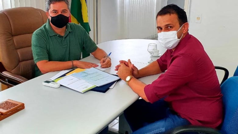 Efraim Filho confirma R$ 400 mil para pavimentação de ruas em Bernardino Batista