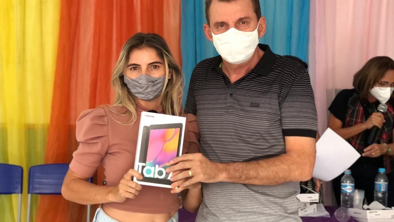 Chico Mendes entrega primeiros tablets a alunos da rede municipal de ensino