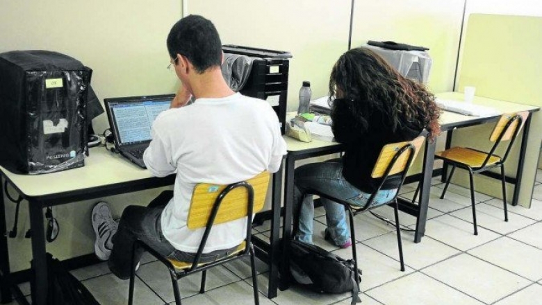 MP de Bolsonaro tira internet gratuita de escola pública
