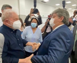 Em Natal, Lula e João Azevêdo dão abraço e ex-presidente diz: "Quero conversar com o governador quando for à PB”
