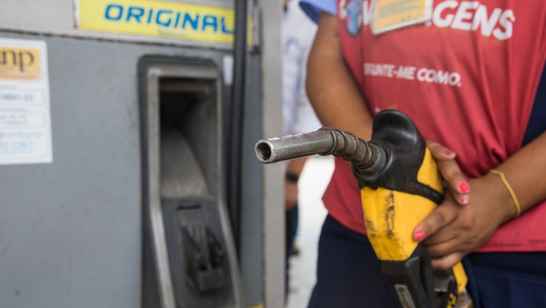 Comissão deve votar amanhã projeto que promete baixar gasolina para R$ 5