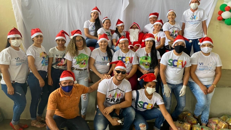 Famílias vulneráveis de Bonito de Santa Fé recebem 14 toneladas de alimentos na véspera de Natal; prefeito Ceninha participa das entregas 