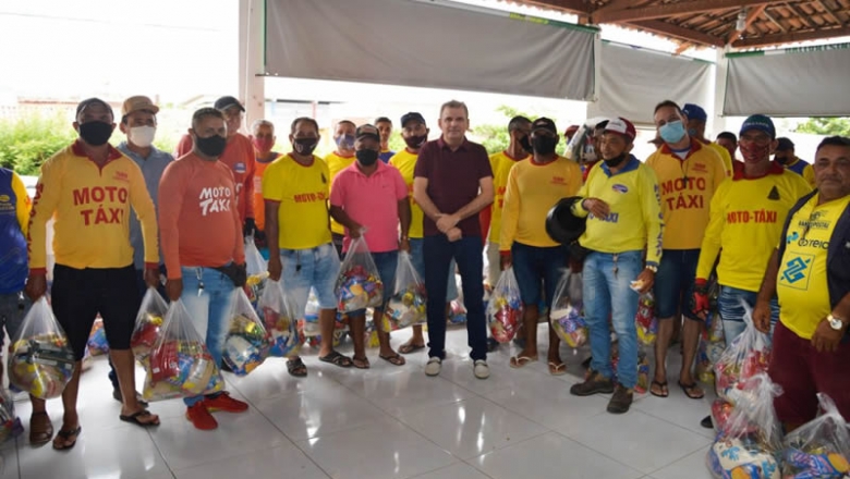 Chico Mendes entrega cestas básicas a mototaxistas e taxistas de SJP: "Foi um ano difícil"