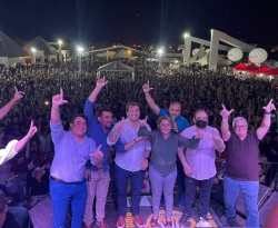 Prefeitura de Uiraúna contraria recomendações, realiza festa e reúne multidão em praça pública