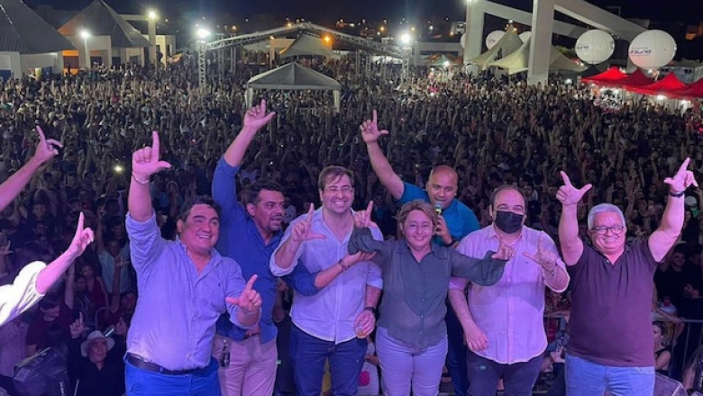 Prefeitura de Uiraúna contraria recomendações, realiza festa e reúne multidão em praça pública