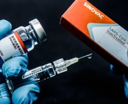 Vacinados com Coronavac podem precisar de 2 reforços contra ômicron, diz estudo
