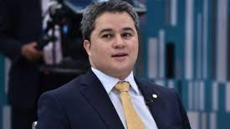 Voto de João em Lula não atrapalha possível aliança para formação de chapa, diz Efraim Filho