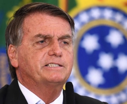 Bolsonaro anuncia benefício para caminhoneiros, mas mantém valor de combustíveis