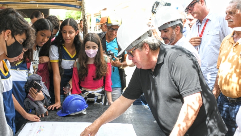 João Azevêdo visita obras de construção de escolas no Cariri paraibano e destaca investimentos do Governo do Estado em Educação