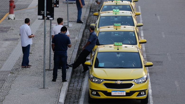 Governo pede a prefeituras cadastro de taxistas para pagar benefício