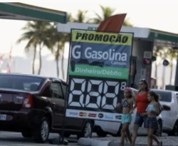 Redução de 7% no preço da gasolina para distribuidoras passa a valer nesta sexta