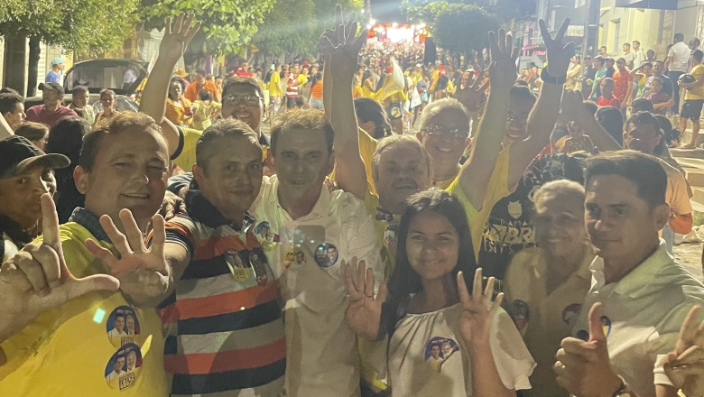 Chico Mendes arrasta multidão para carreata e comício em Cajazeiras: “Vou trabalhar incansavelmente por esta cidade”