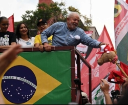 Lula chega ao dia da eleição como um favorito com margem apertada