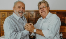 Ao lado de João Azevêdo, Lula promete ampliar programa Tá na Mesa