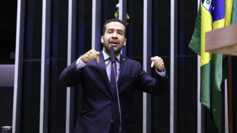 Bolsonaro processa Janones por postagem sobre "miliciano" e "vagabundo" 