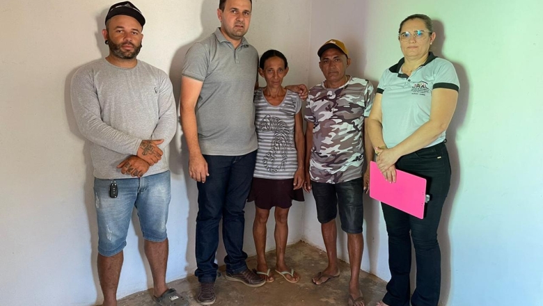Prefeito Aldo Andrade entrega casas reformadas a famílias vulneráveis de Bernardino Batista 