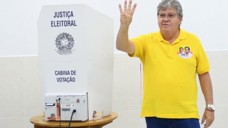João Azevêdo vota em JP e mostra confiança no 2º Turno: “A Paraíba vai continuar avançando”