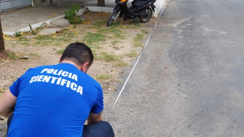 Polícia Científica faz perícia no local de acidente com caçamba e moto, em Sousa; motorista se apresentou a polícia