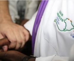 TRF determina recontratação de médicos cubanos demitidos por Bolsonaro