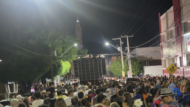 Recorde de público: foliões lotam Corredor da Folia em Cajazeiras na terceira noite de carnaval