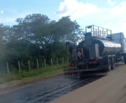 Iniciada aplicação de asfalto na estrada de Boqueirão de Piranhas; moradores comemoram e exibem vídeos nas redes sociais 