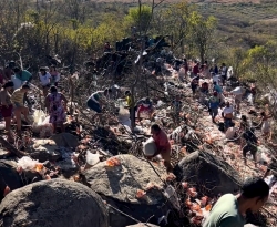 Caminhão carregado de arroz tomba e carga é saqueada na Serra de Monte Horebe