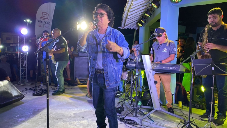 De volta à terra natal, cantor Bartô Galeno faz show marcante em Sousa