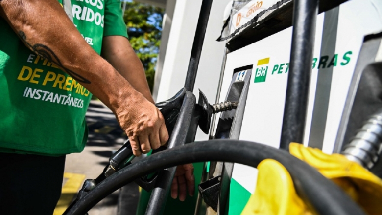 Preço do diesel sobe semana que vem com aumento de imposto; expectativa é de alta de 1,7% na bomba