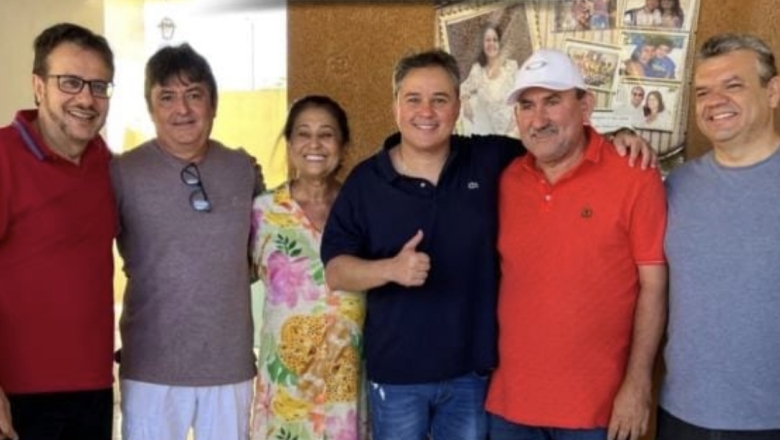 Efraim Filho reúne parte da oposição de Cajazeiras e coloca União Brasil à disposição