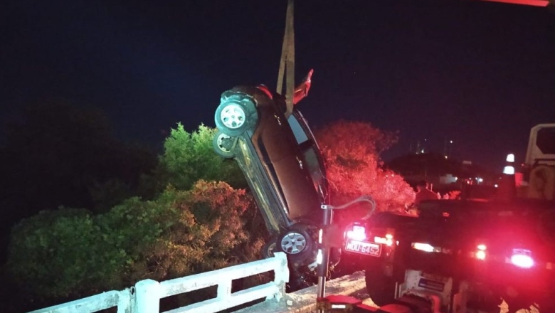 Motorista morre após carro despencar de ponte em Cajazeiras; mulher que fazia caminhada foi atropelada 