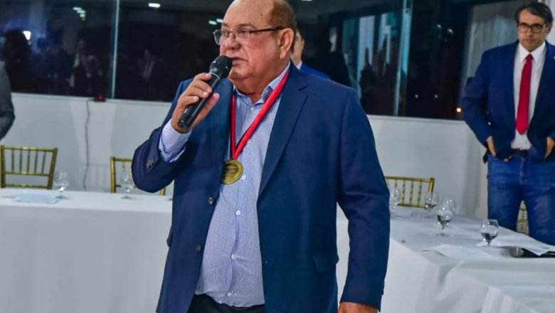 ALPB concede medalha Epitácio Pessoa ao ex-deputado Djaci Brasileiro durante sessão itinerante em Itaporanga