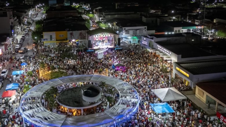 Multidão lota praça central de São José de Piranhas para festejar 2024