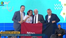 Aluna paraibana recebe cartão do Pé-de-Meia do presidente Lula durante cerimônia no Palácio do Planalto