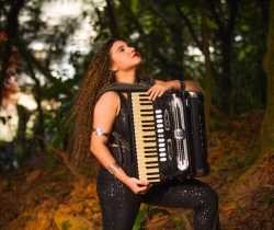 Artista cajazeirense Bella Raiane lança música inédita: “Pra Te Ver”