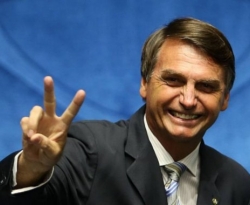 Bolsonaro defende armamento civil e diz que não consegue dormir sem uma ‘pistola’ ao lado, em passagem pelo São João de Patos