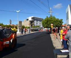 Empresa Coral inicia obras de asfaltamento em Cajazeiras e prefeito destaca compromisso da gestão