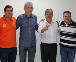 Presidente do PSDB anuncia apoio a João