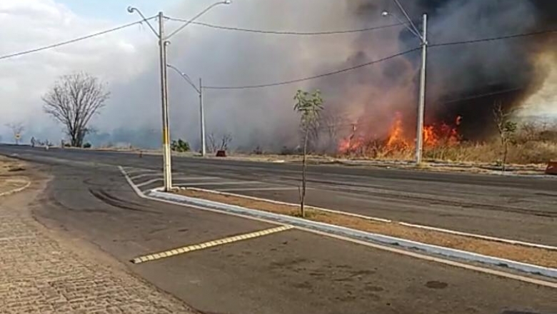 Bombeiros tentam apagar incêndio na BR 230; fogo é próximo ao Posto da PRF em Cajazeiras