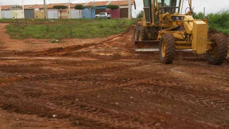 Prefeitura de Cajazeiras intensifica melhorias com terraplenagem nos Bairros 